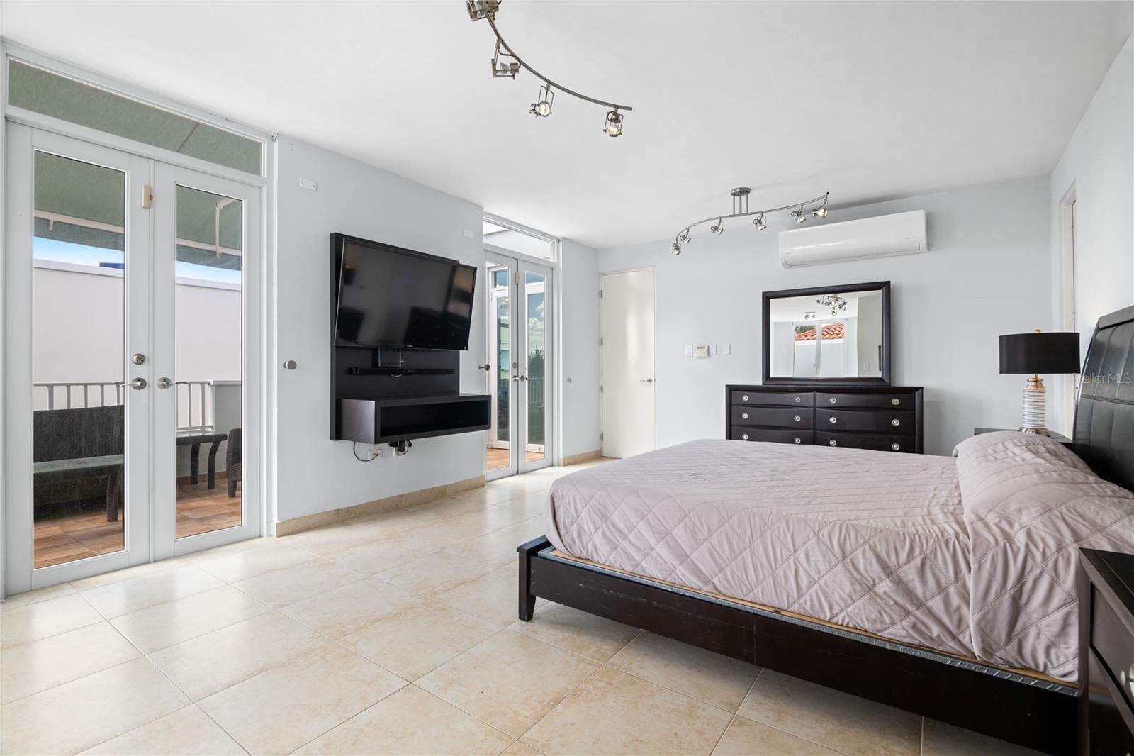 TREASURE POINT #34 - Residential