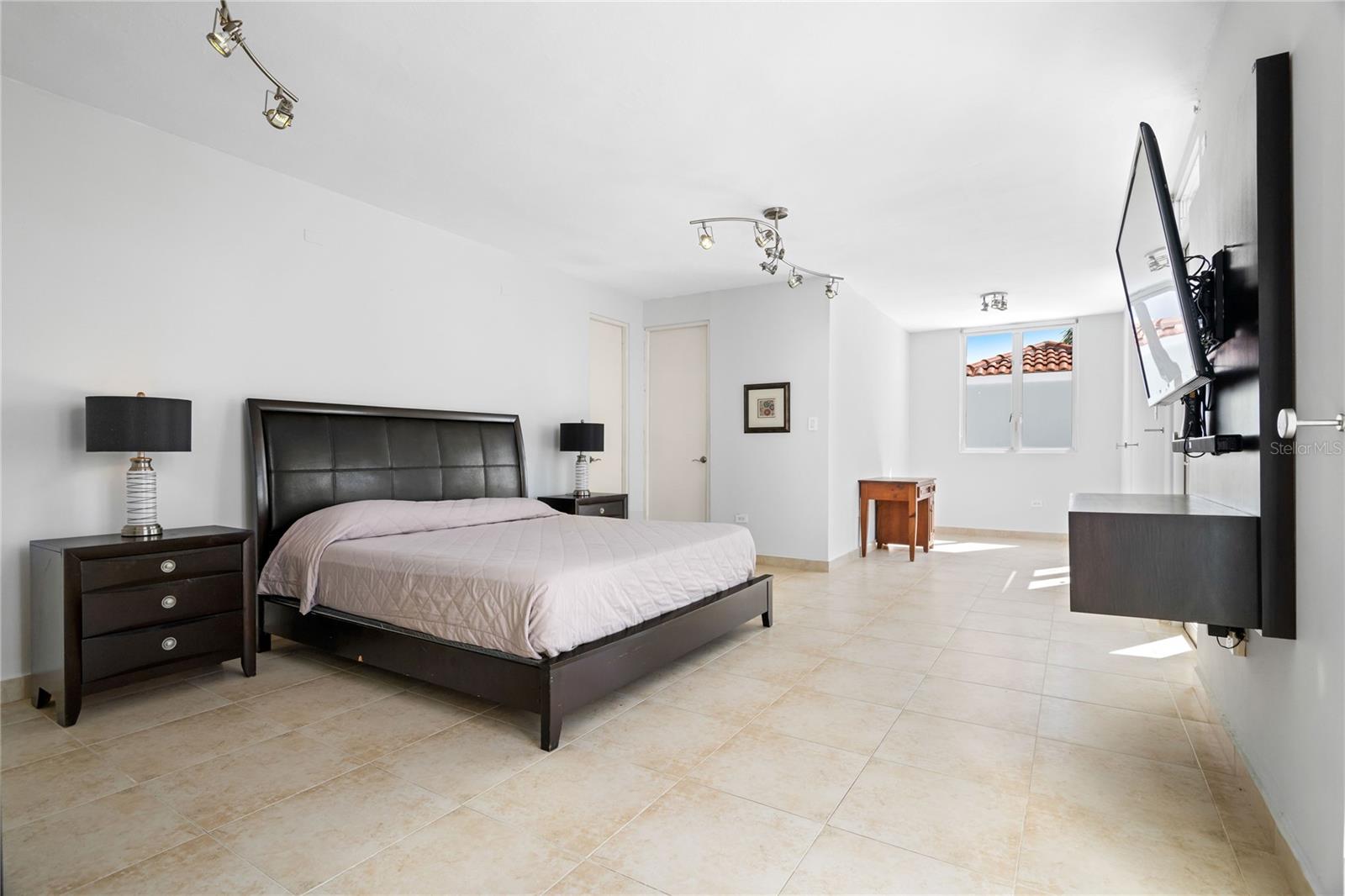 TREASURE POINT #34 - Residential