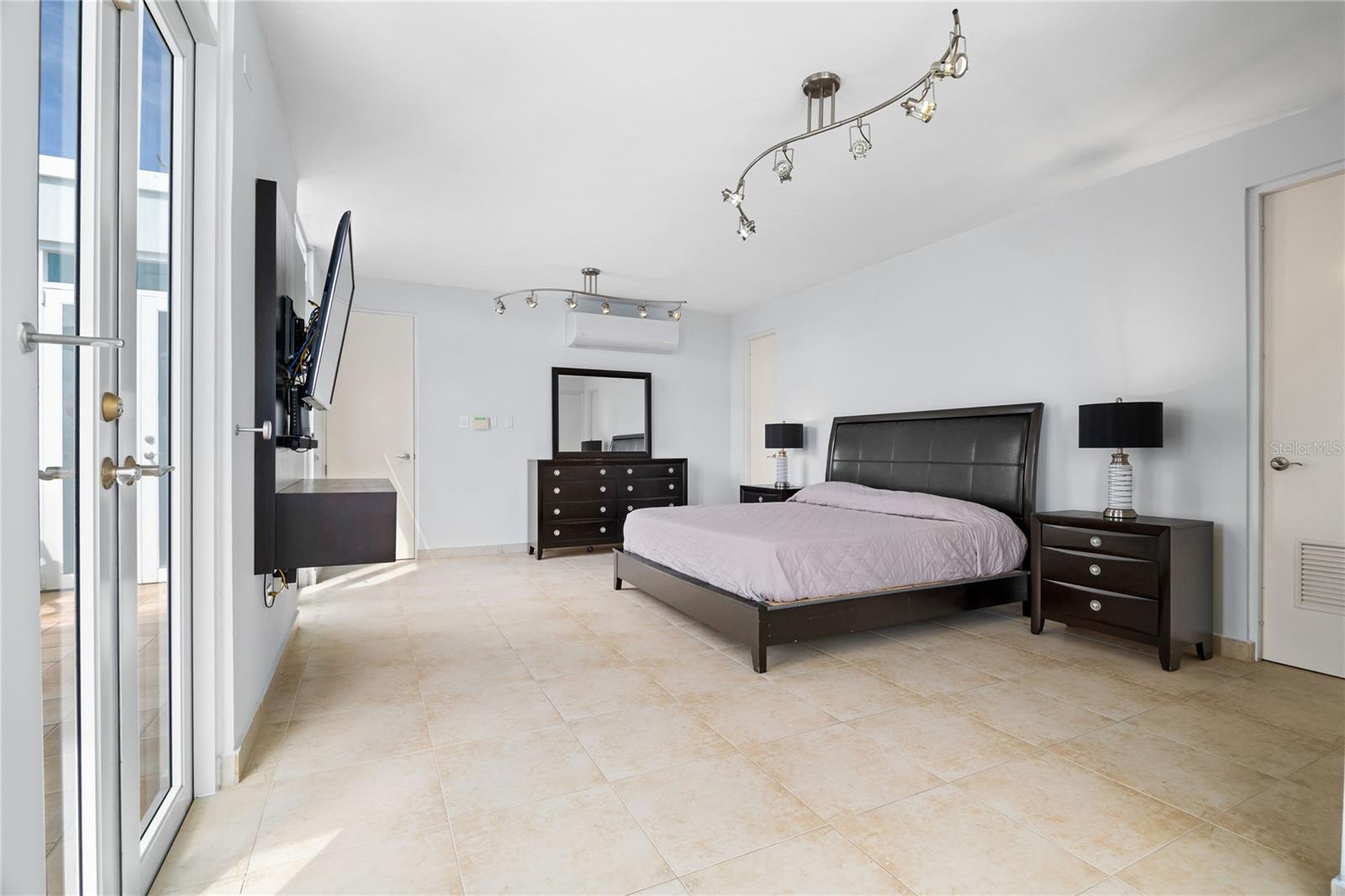 TREASURE POINT #34 - Residential