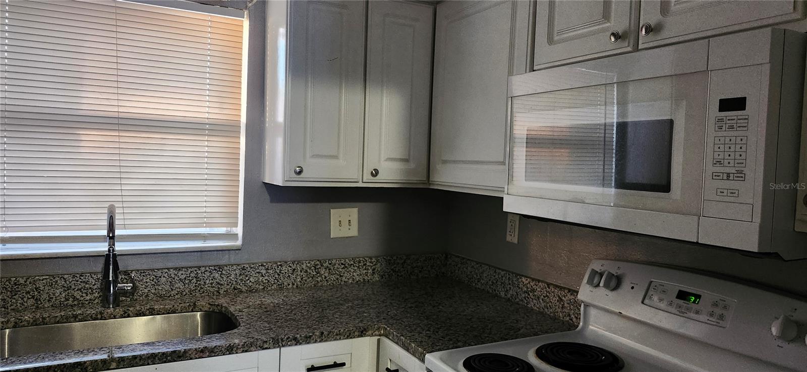 MANHATTAN PALMS - Residential Lease
