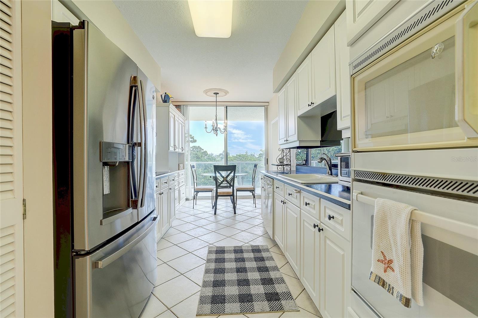 L ELEGANCE ON LIDO BEACH - Residential