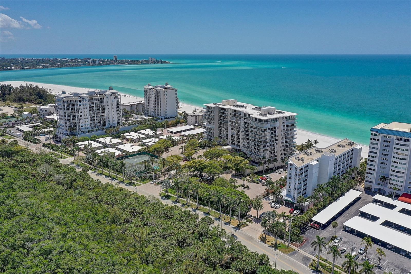 L ELEGANCE ON LIDO BEACH - Residential