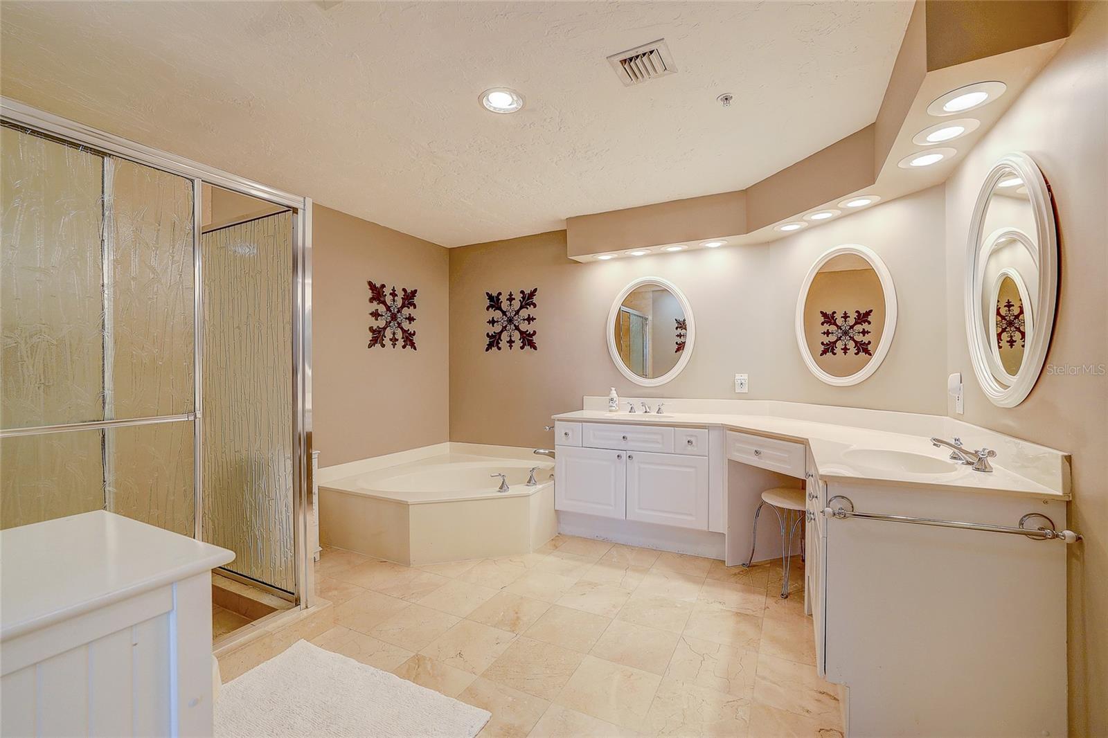 L ELEGANCE ON LIDO BEACH - Residential