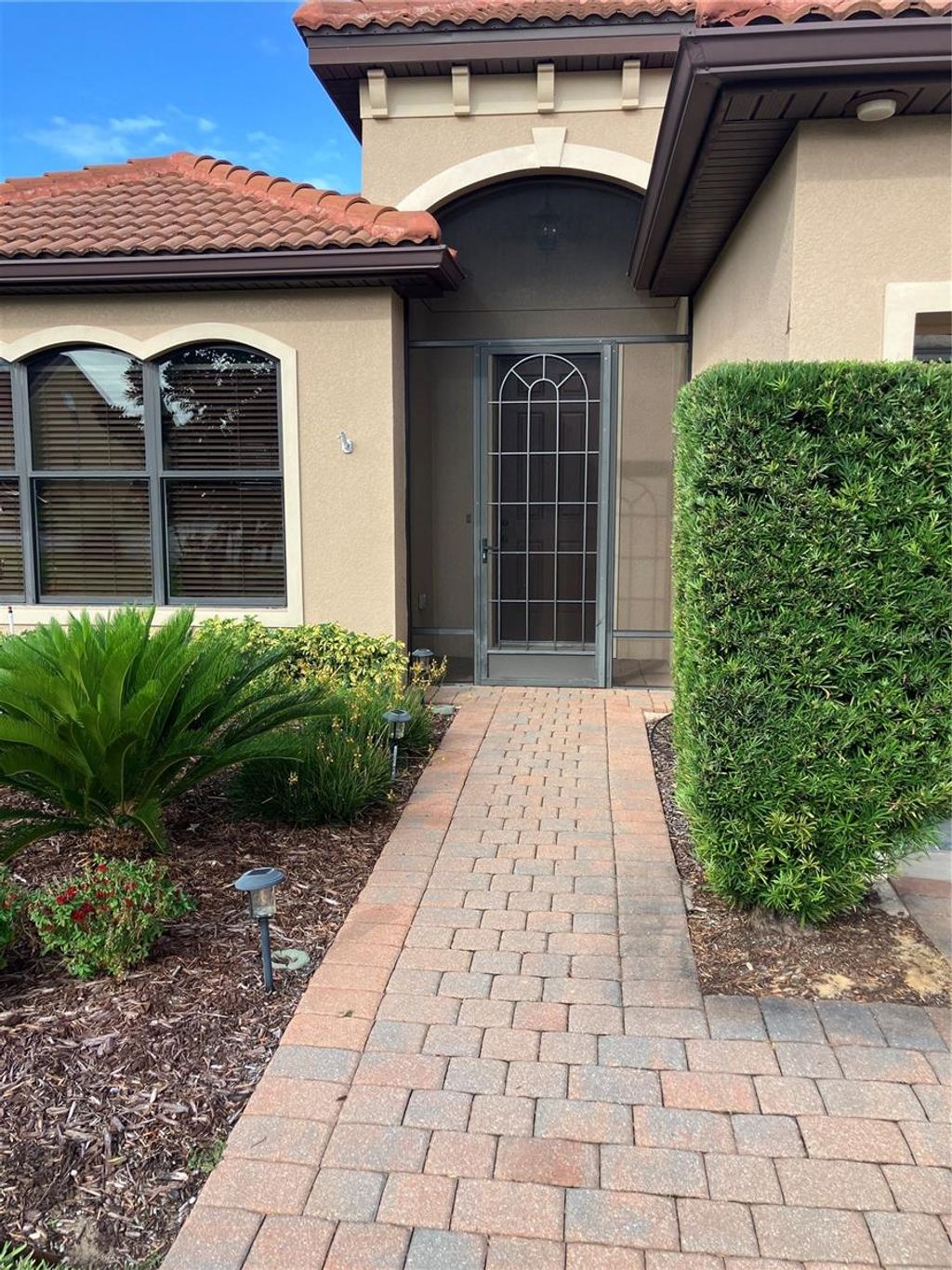 Photo of 301 Crestrun Loop, Leesburg, FL 34748 (MLS # G5099292)