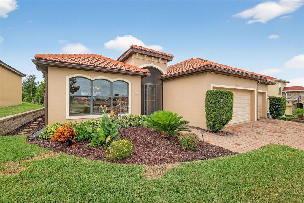 Photo of 301 Crestrun Loop, Leesburg, FL 34748 (MLS # G5099292)