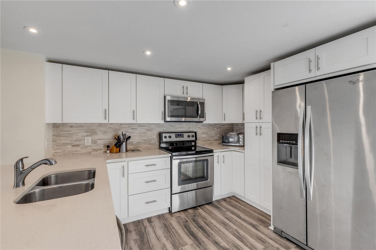 LIGHTHOUSE SHORES TWNHMS CONDO - Residential