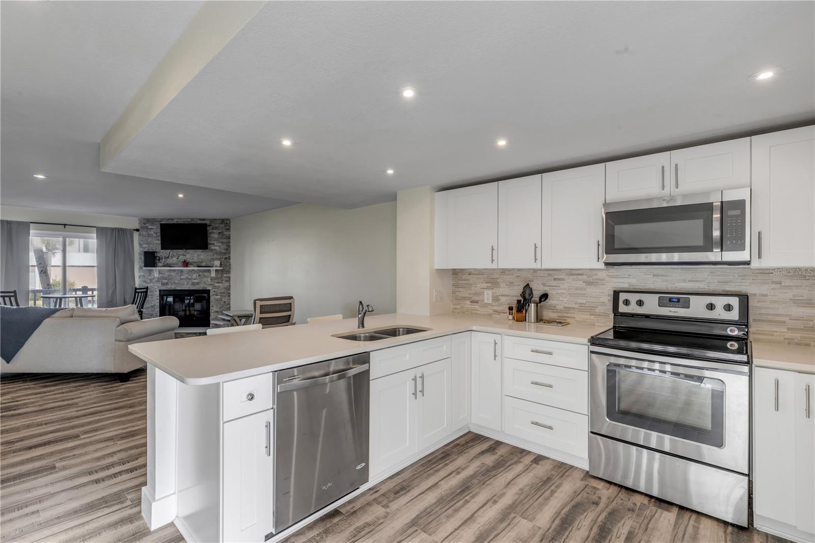 LIGHTHOUSE SHORES TWNHMS CONDO - Residential