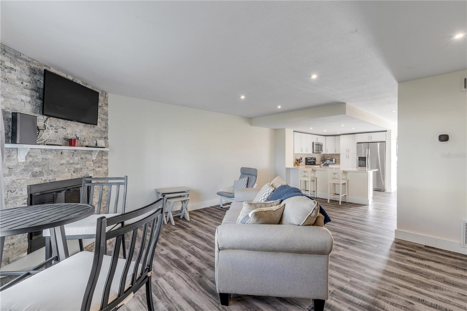 LIGHTHOUSE SHORES TWNHMS CONDO - Residential