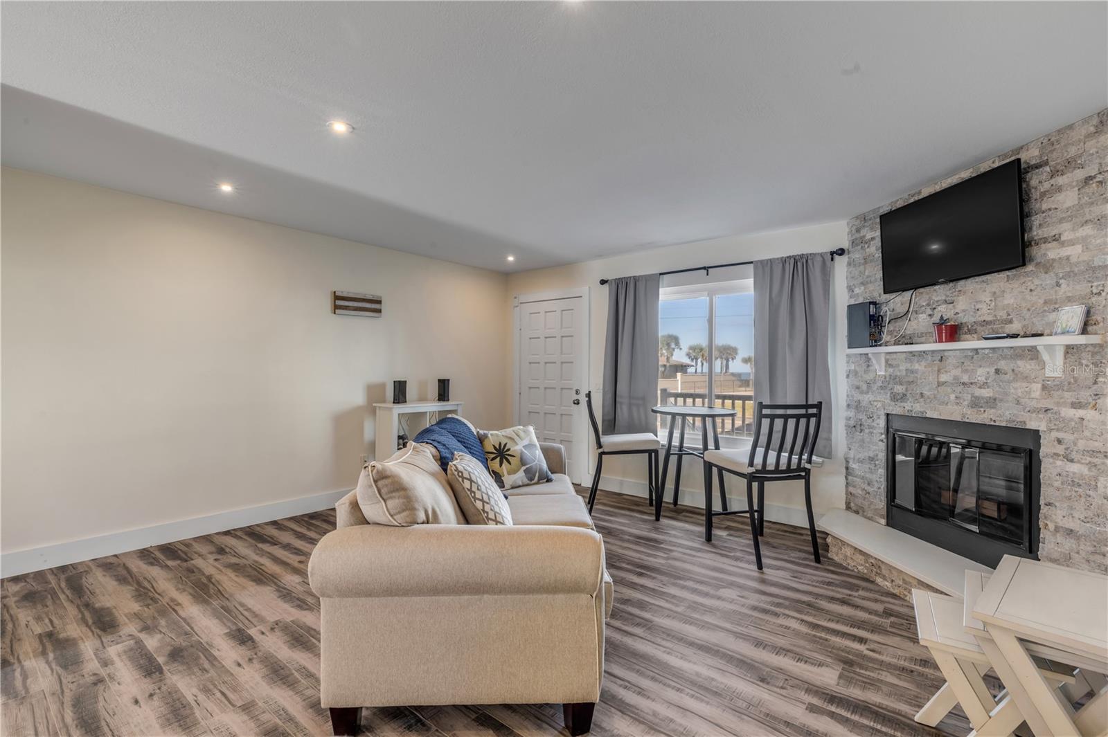 LIGHTHOUSE SHORES TWNHMS CONDO - Residential