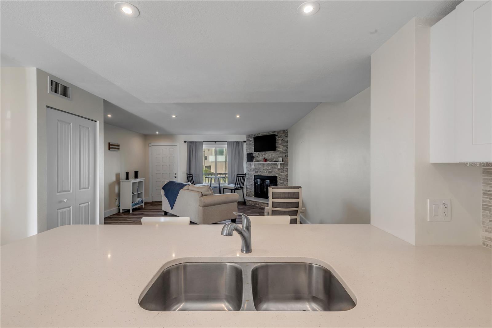 LIGHTHOUSE SHORES TWNHMS CONDO - Residential