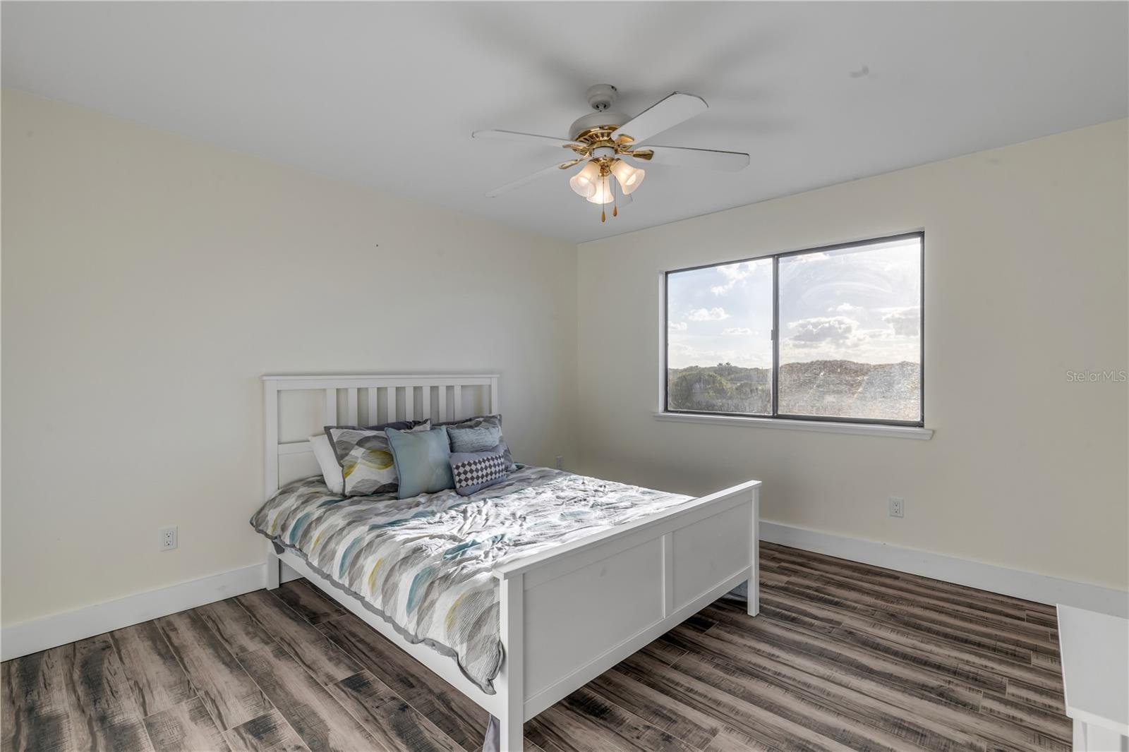 LIGHTHOUSE SHORES TWNHMS CONDO - Residential