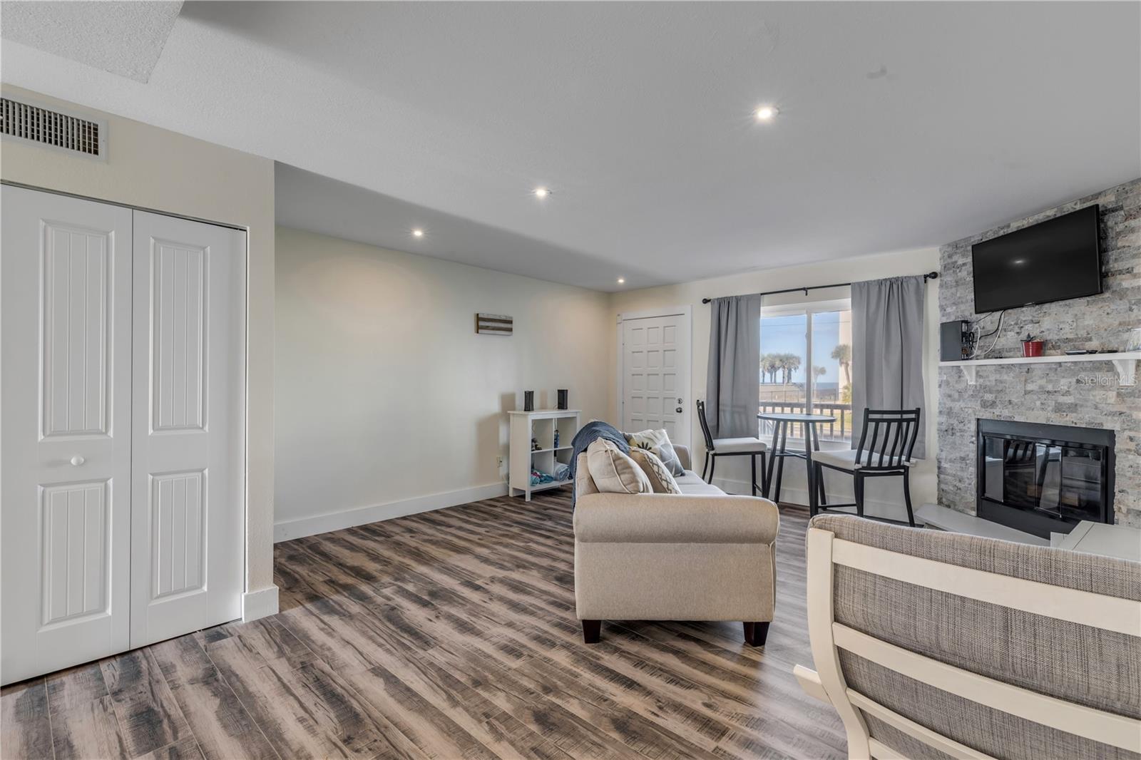 LIGHTHOUSE SHORES TWNHMS CONDO - Residential