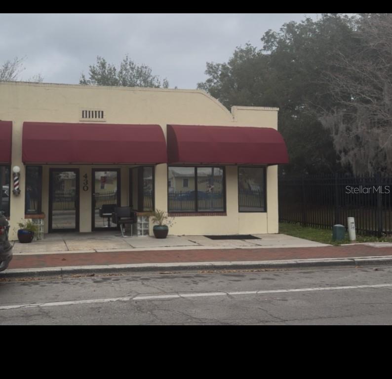 Welcome to this versatile commercial space in the historic Gainesville sector! This multi-purpose property, previously a salon, has been revamped with new Luxury Vinyl Plank (LVP) flooring and a fresh coat of paint.
Situated near Santa Fe Blount Center downtown, and within walking distance of University Ave, this prime location offers excellent frontage and high foot traffic. Boasting space for up to 4 sinks, a waiting area, and a private bathroom, this property is ideal for various business ventures.
With a convenient back door entrance, this space can easily be transformed into a barber shop or tailored to suit any other commercial needs. Don't miss this opportunity to establish your business in one of Gainesville's most sought-after areas.