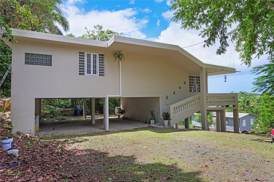 Campo en la ciudad 
Discover this hermosa house located in the tranquility and codiciada of the community of Santa Cruz in Carolina, where you will enjoy the country of the camp without renunciation to the cercanía of the city. 3 bedrooms, 2 bedrooms, house built in the highlands, frescura and private with solar extension of 1,327 m² (approx. 0.33 cuerdas)
 
Rodeada de árboles árboles como plátanos y aguacates, perfecta para quienes enjoying contact with nature and a relaxed life style.
 Ideal location with easy access to main routes, businesses, schools and everything you need to live comfortably.