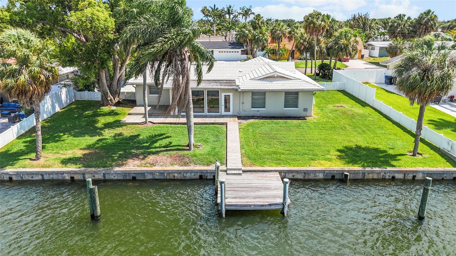 MAXIMO MOORINGS - Residential