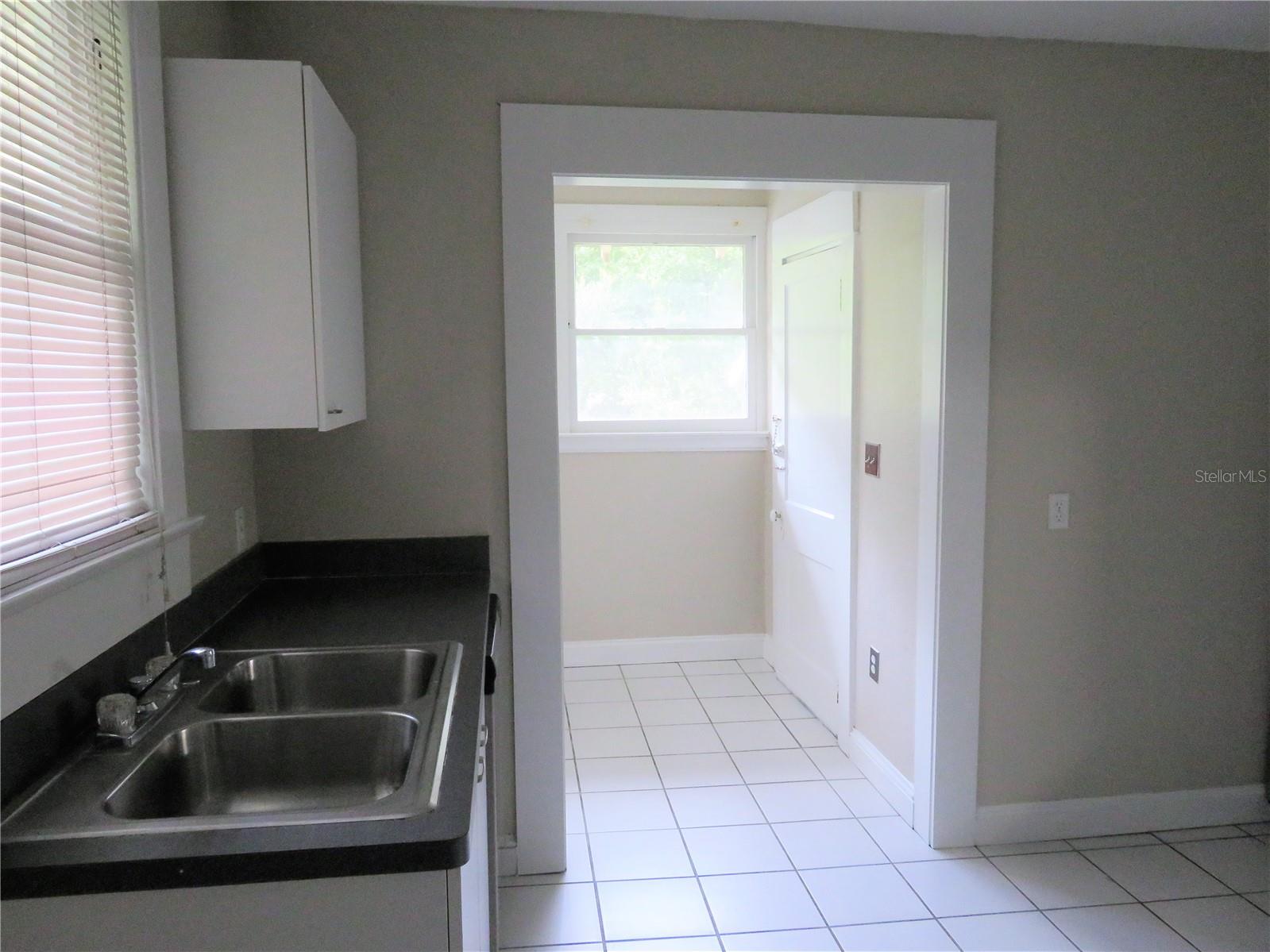 NORTH SUBURB BEAUTIFUL - Residential Lease