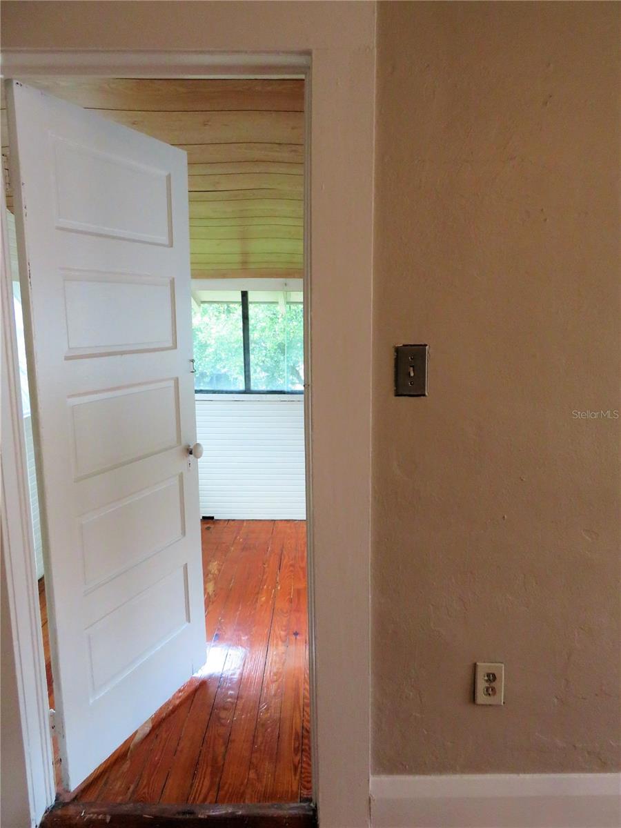 NORTH SUBURB BEAUTIFUL - Residential Lease