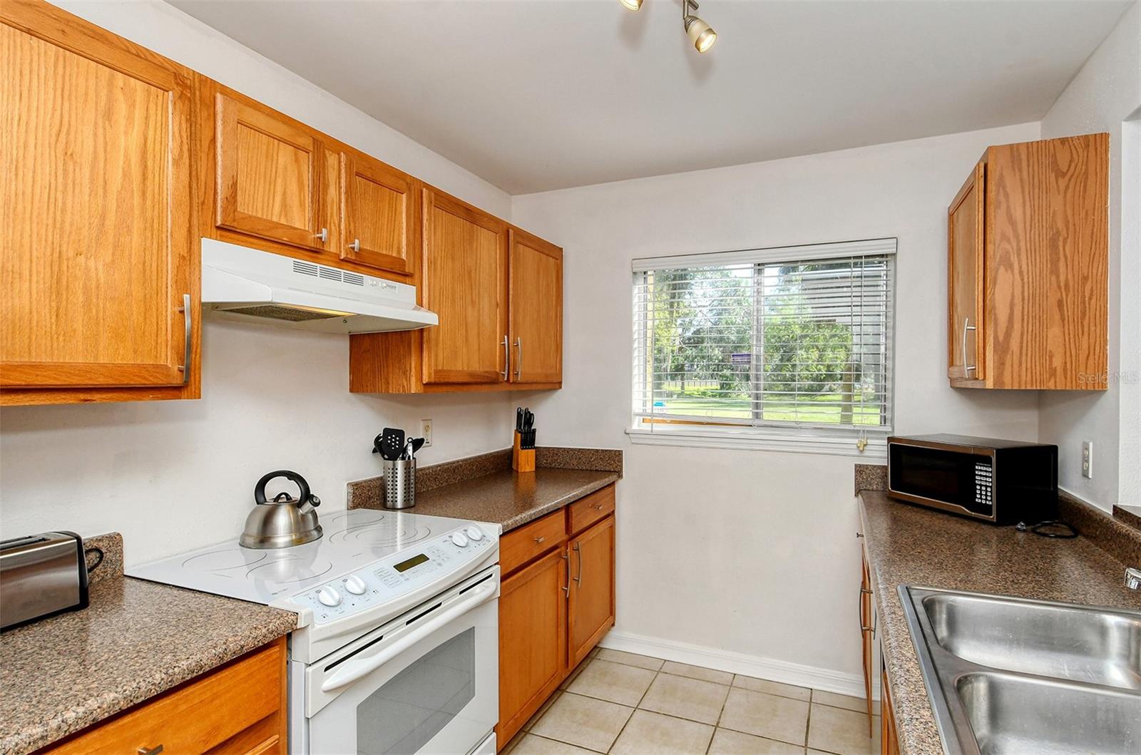 VISTAS ON BENEVA - Residential Lease