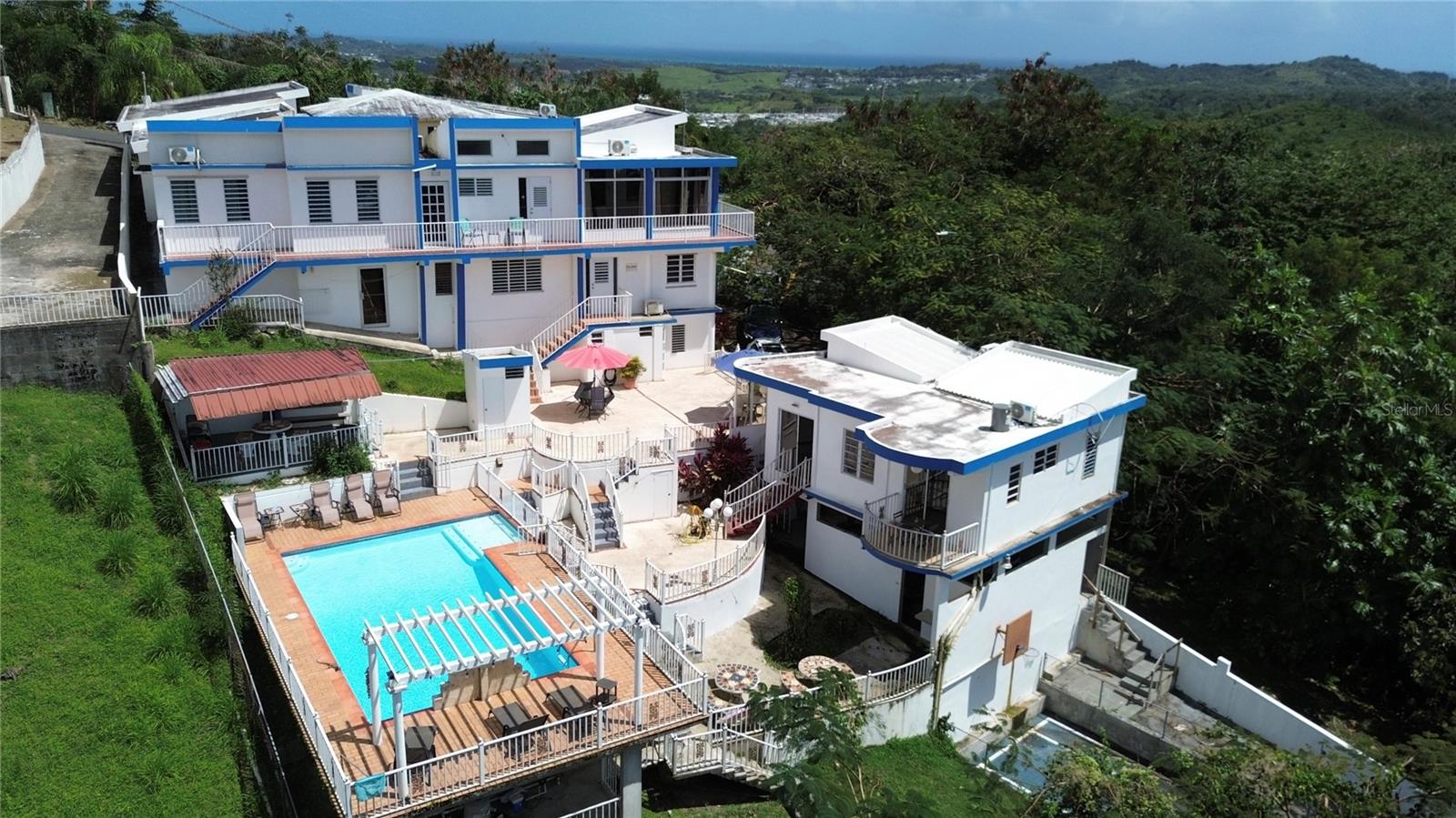 Turnkey short-term rental investment just 5 minutes from Palmas del Mar! This income-generating property features 9 spacious bedrooms and a private pool, currently operating as a successful short-term rental with over $160,000 in annual revenue. Ideal for investors seeking immediate cash flow, the property offers plenty of space for large groups and is located in a high-demand area. Don’t miss this rare opportunity to own a high-capacity rental property in the thriving Humacao market.