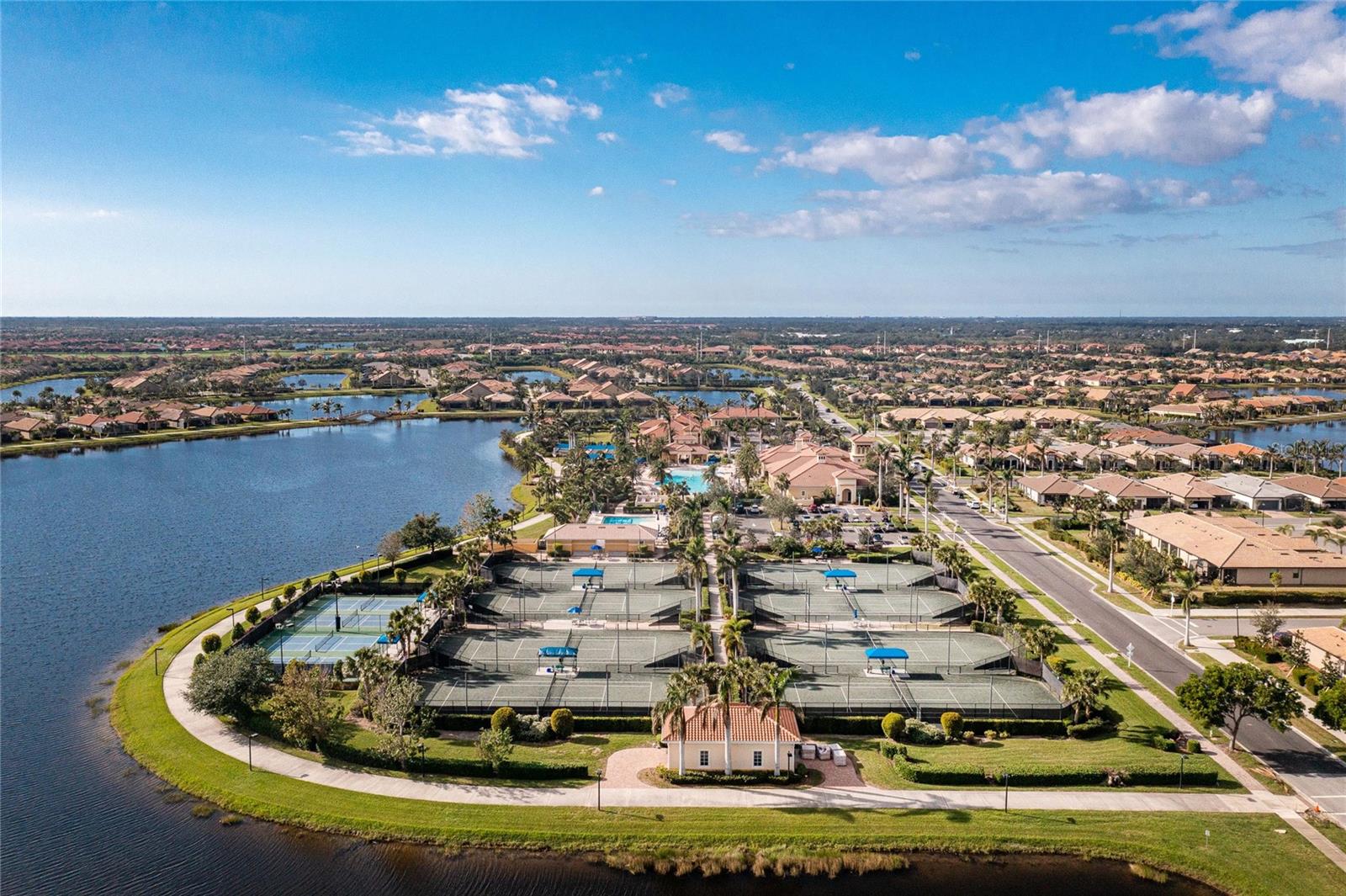ISLANDWALK/THE WEST VLGS PHASE - Residential