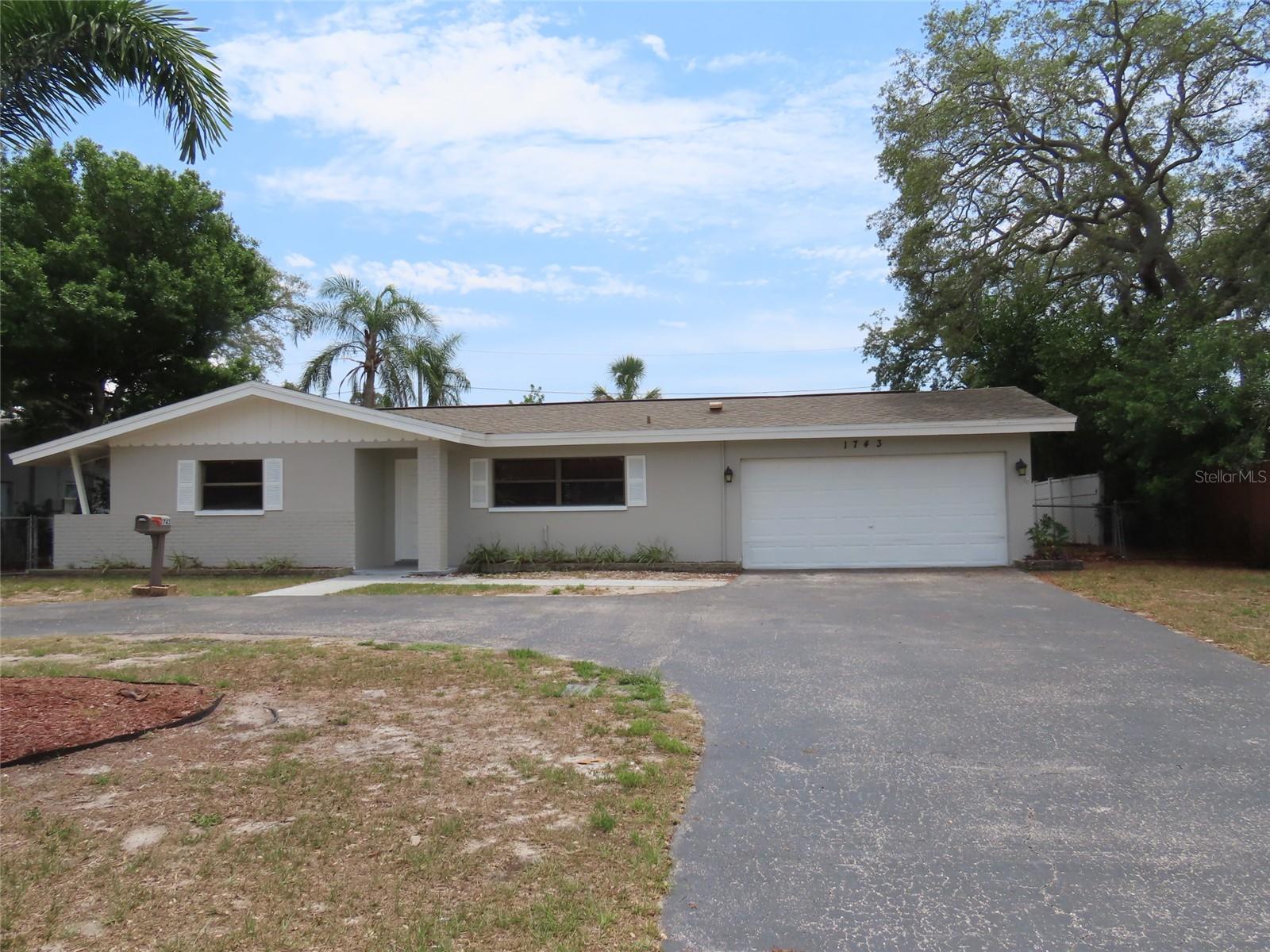 1743 SUNSET POINT ROAD