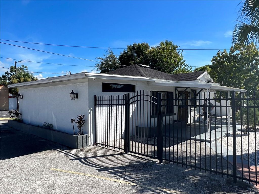 Photo of 2323 W Aileen Street #Bldg 2, Tampa, FL 33607 (MLS # TB8475350)