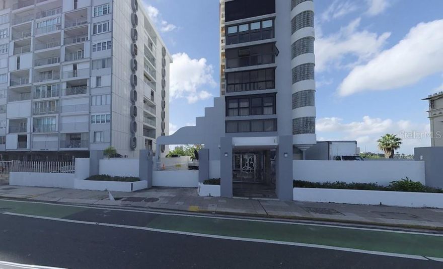 PENTHOUSE FLOOR 17 · 8 COVERED PARKING (4 BACK-TO-BACK) · 6,600 SQ FT · 360° OCEAN VIEWS · 6 BED · 4 FULL + 2 HALF BATHS · 
Located in Ashford Lagoon Plaza on Condado’s Ashford Avenue, this penthouse occupies the entire 17th floor (PH-17) across two levels plus a mezzanine (third level), 6,600 sq ft (5,729 sq ft GLA). It features 6 bedrooms, 4 full bathrooms, and 2 half baths. From three open terraces you’ll enjoy spectacular vistas: to the south, the city and Condado Lagoon; to the north, the Atlantic Ocean with permanently unobstructed views. Access is exclusive, with two key-access elevators arriving directly into the residence via a private foyer. Interior highlights include space for a private gym, a large family room/lounge overlooking the city and lagoon, and a wine cellar.
The building provides direct lagoon access with a small wooden dock, lobby, gym, restrooms/storage, and a full-capacity backup generator for the entire residence—an offering hard to replicate in the area. As an extraordinary advantage, the PH includes 8 covered parking spaces, configured as four back-to-back pairs, a key differentiator for multi-car households or collectors. Compared with Condado market references—where standout penthouses range 2,895–3,991 sq ft and typically with 4–5 parking spaces—this PH far exceeds the size and doubles the parking capacity, positioning it as a truly rare opportunity.