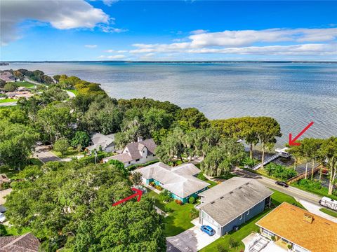 A home in EUSTIS