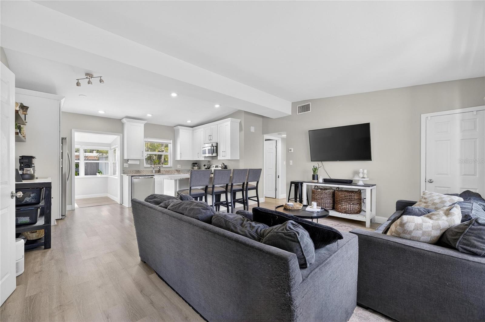 CROSS BAYOU ESTATES 1ST ADD - Residential