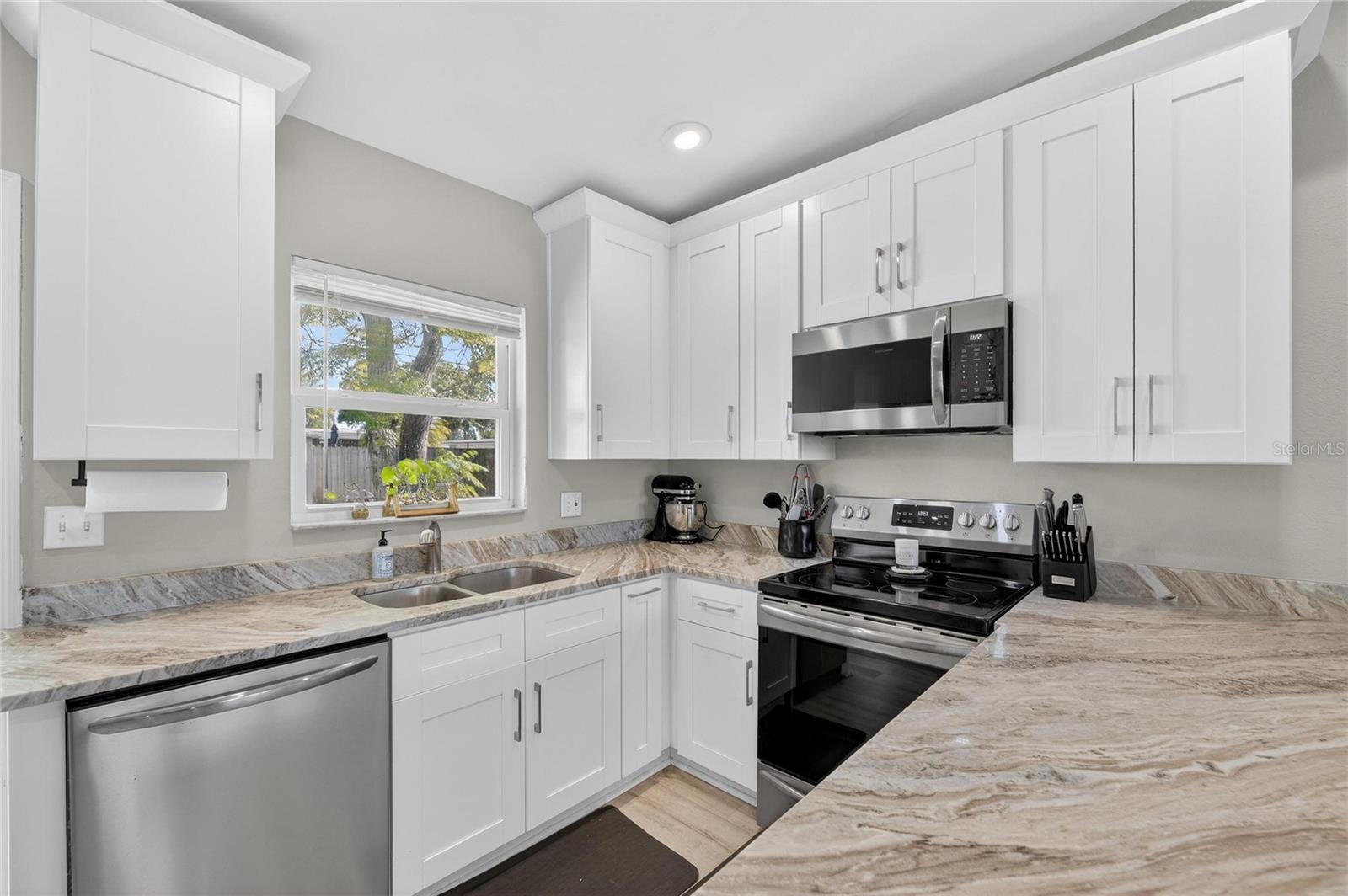 CROSS BAYOU ESTATES 1ST ADD - Residential