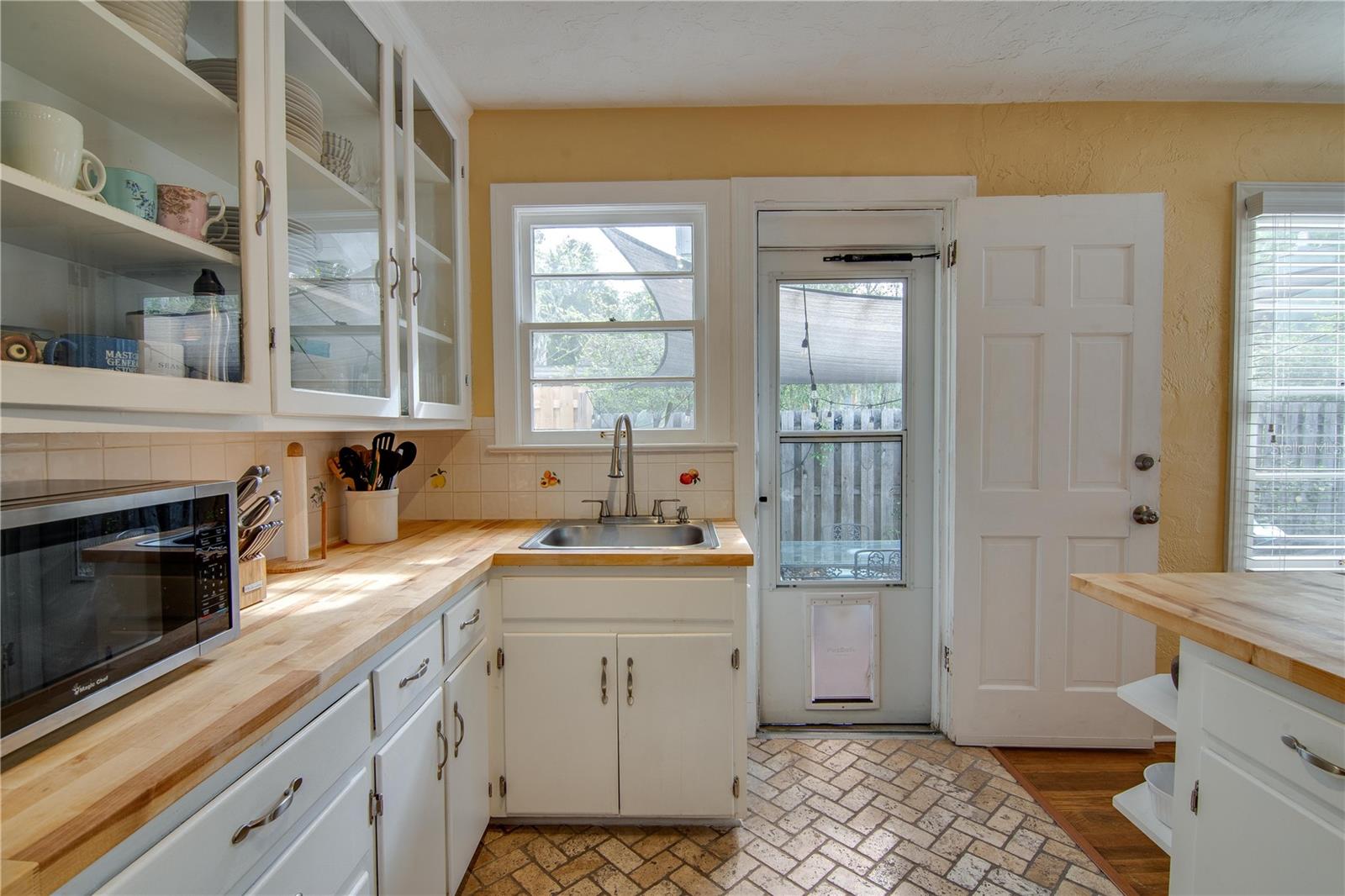 LONGS SUB IN DOIG & ROBERTSON B2 R1 - Residential Lease