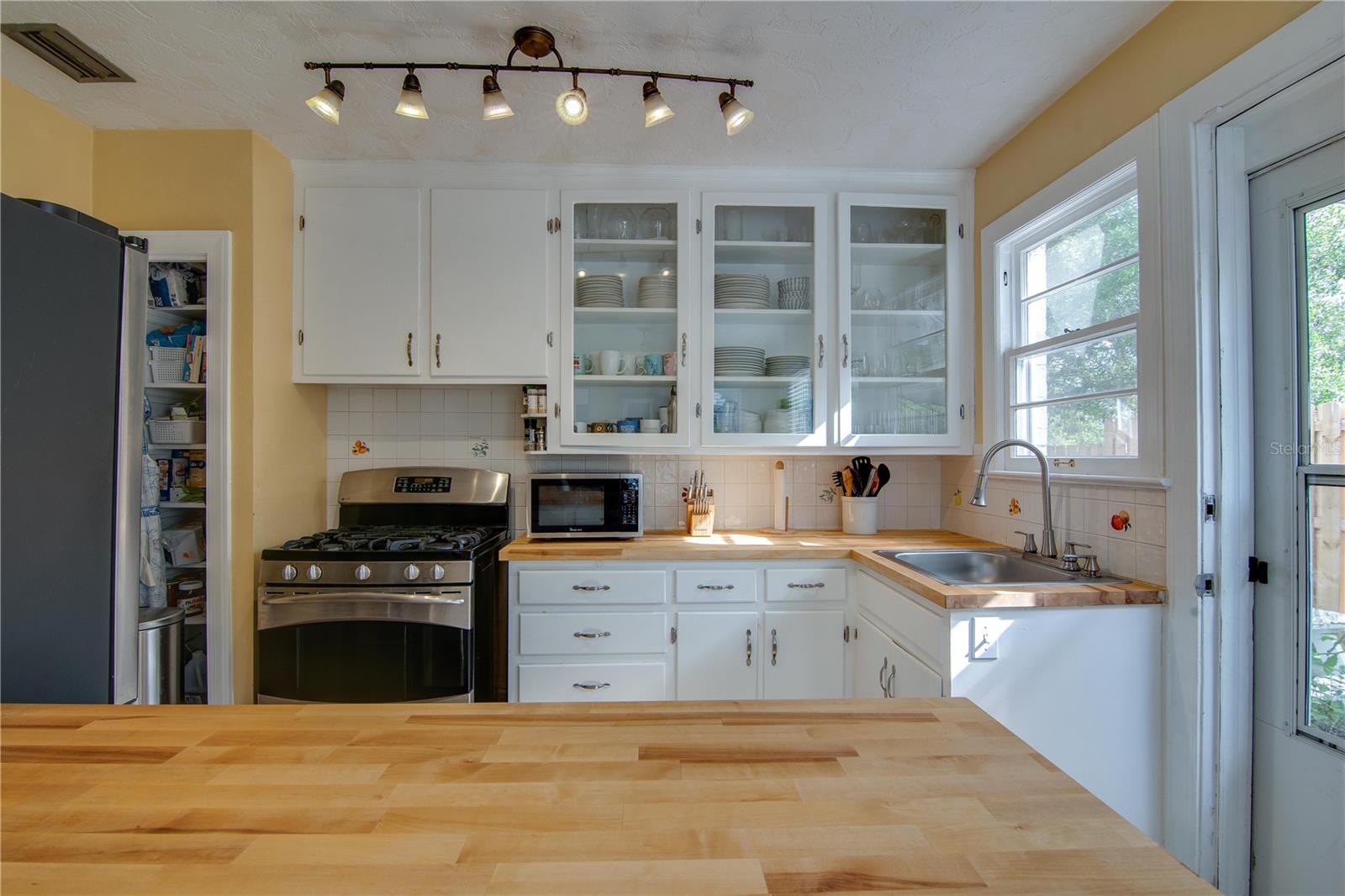 LONGS SUB IN DOIG & ROBERTSON B2 R1 - Residential Lease