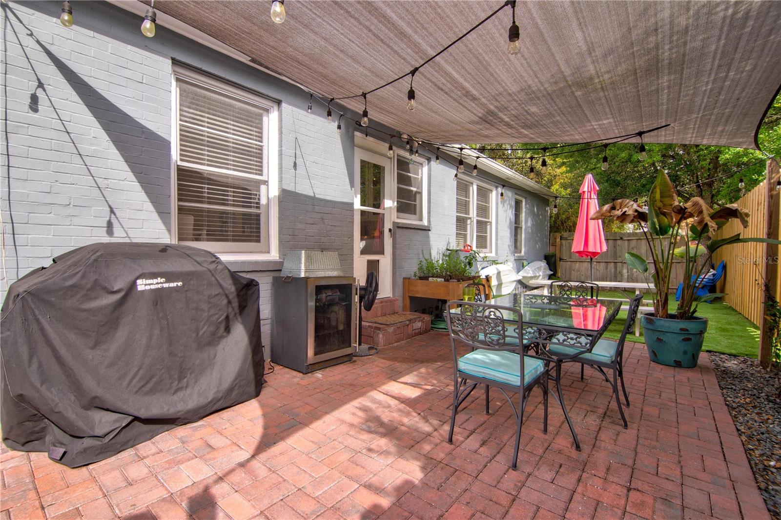 LONGS SUB IN DOIG & ROBERTSON B2 R1 - Residential Lease