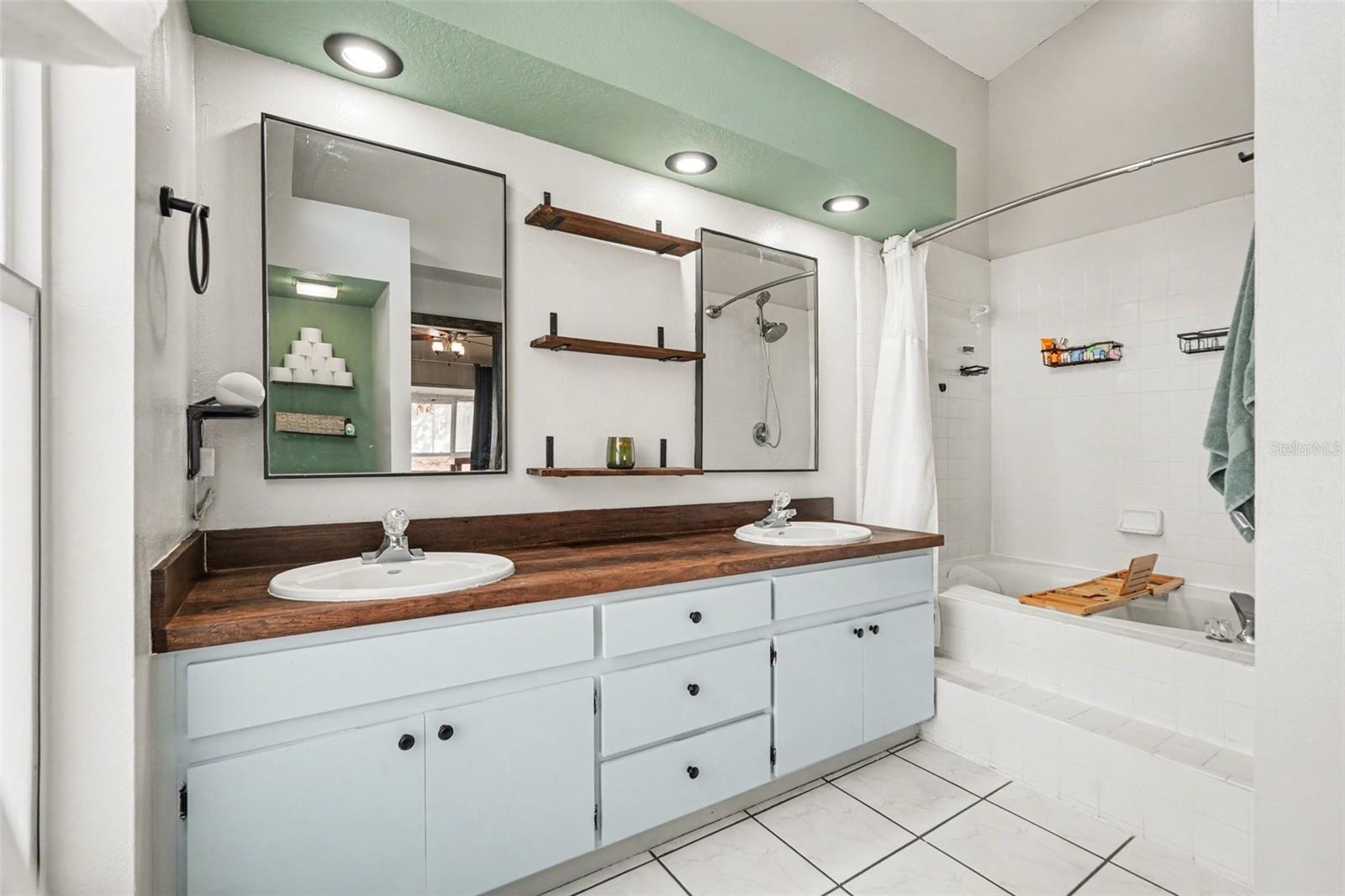 OAKDALE RIVERVIEW ESTATES UN 3 - Residential