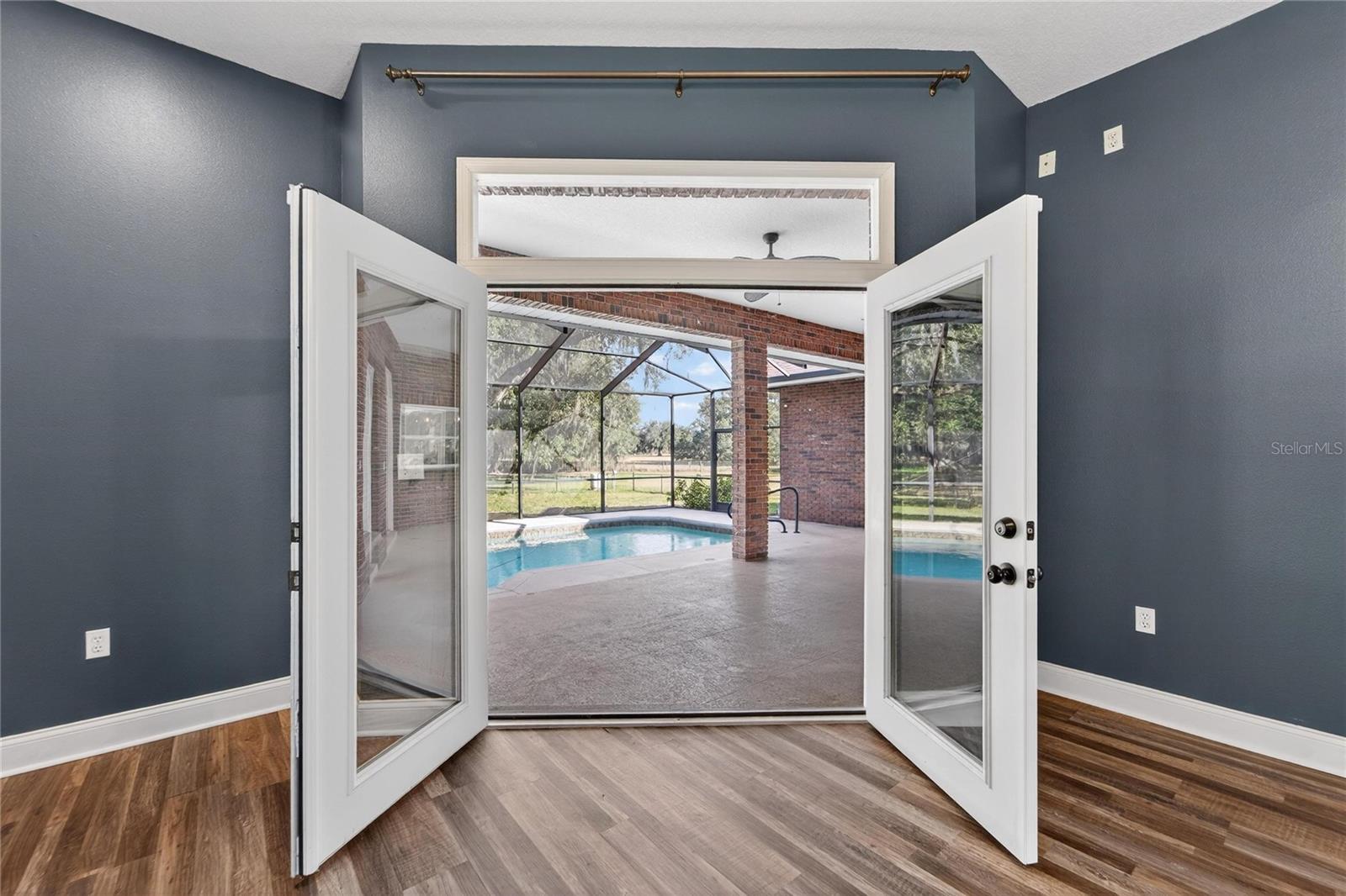 COUNTRY CLASS FARMS - Residential