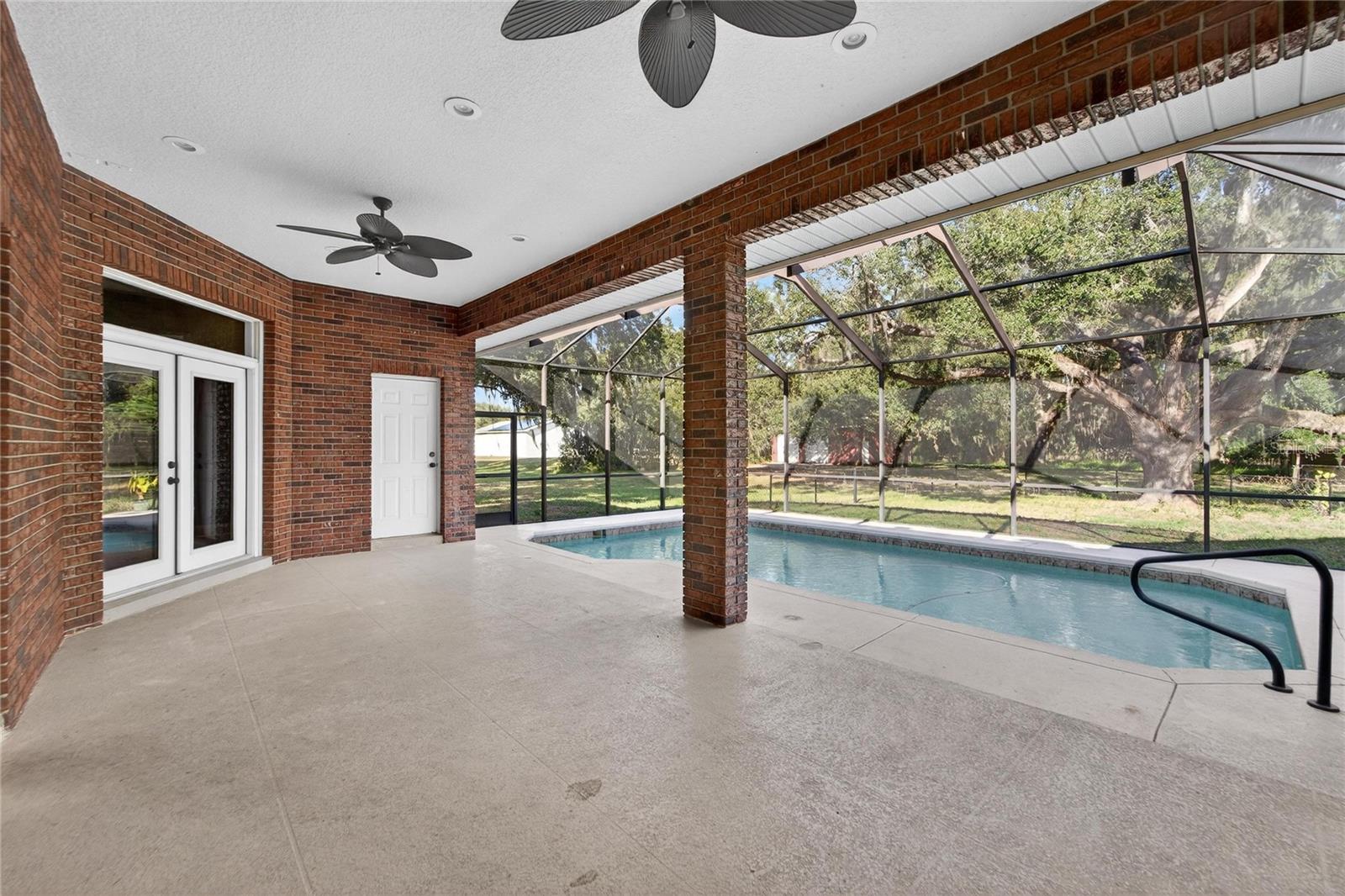 COUNTRY CLASS FARMS - Residential