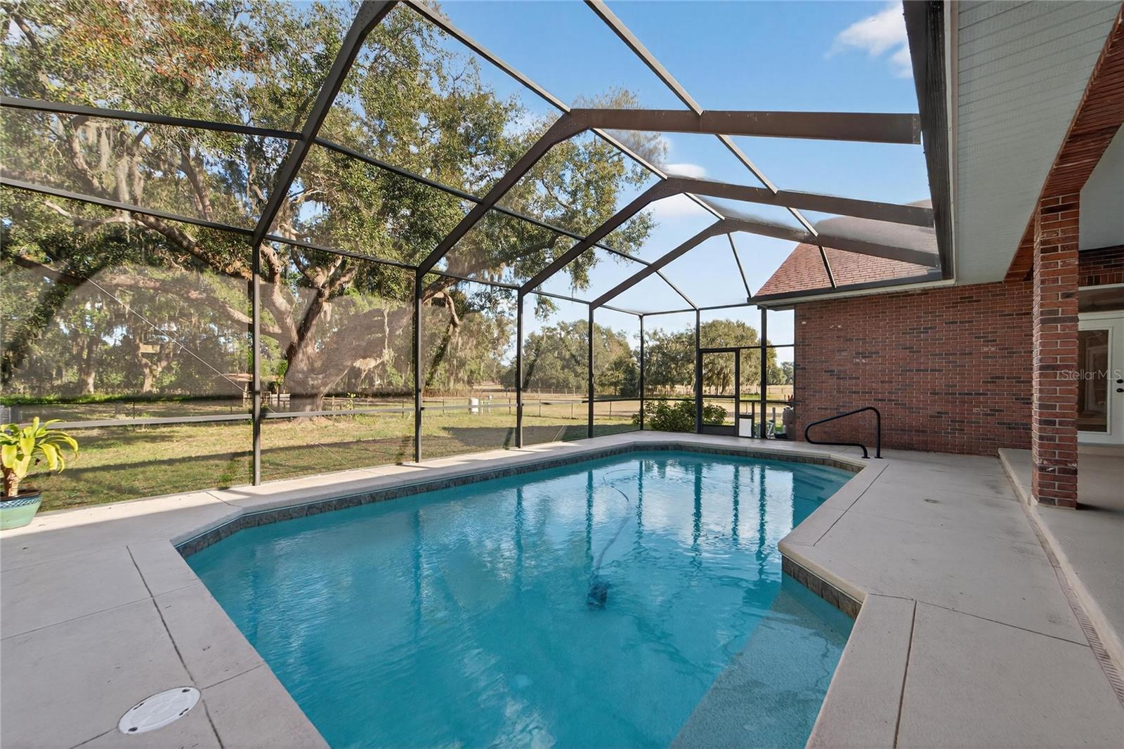 COUNTRY CLASS FARMS - Residential