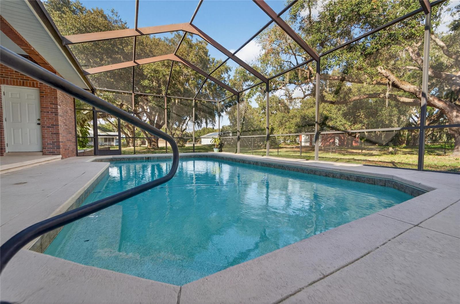 COUNTRY CLASS FARMS - Residential