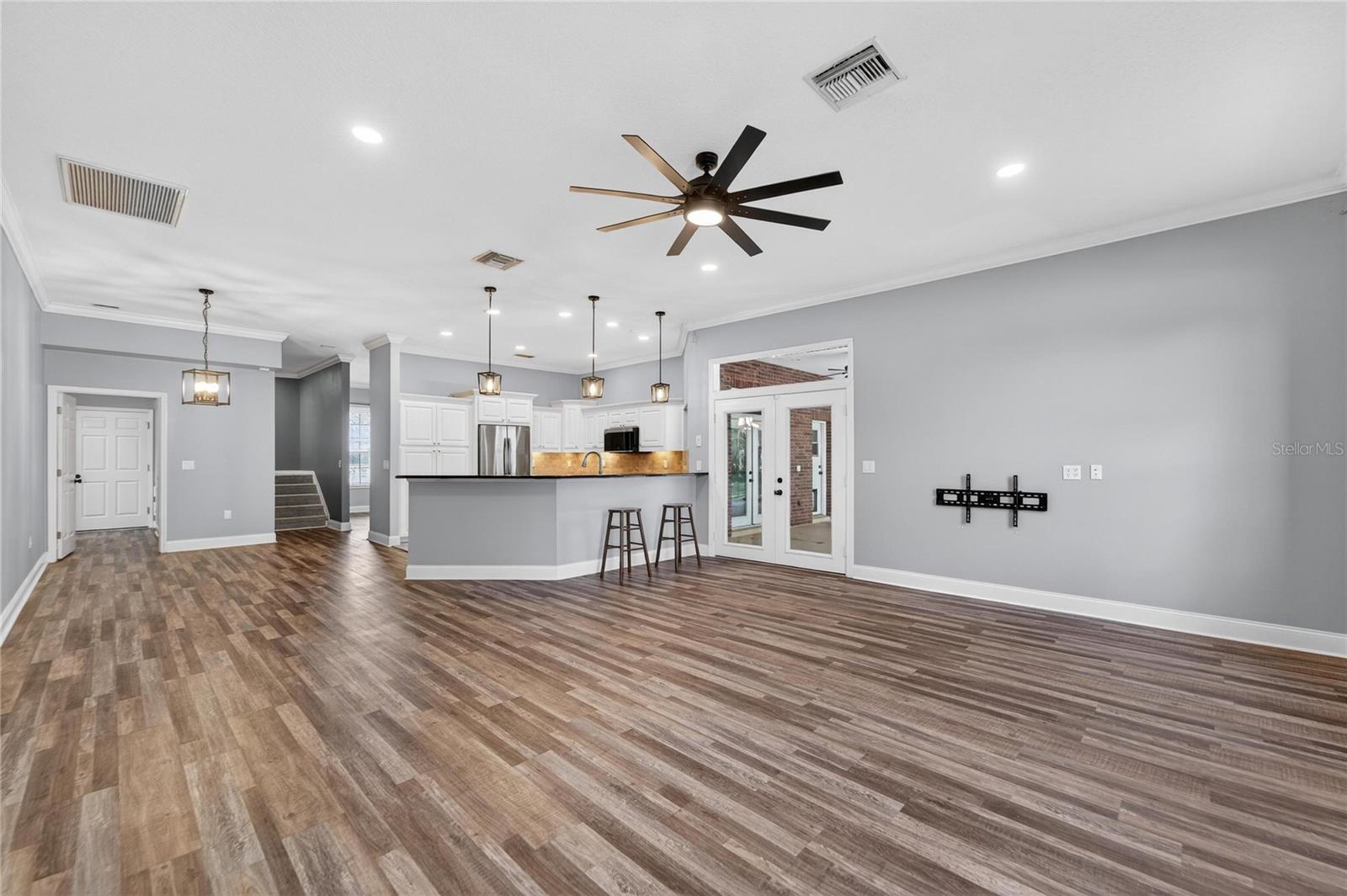 COUNTRY CLASS FARMS - Residential