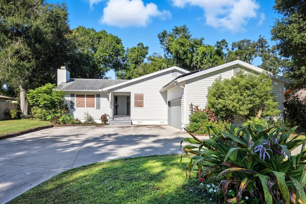Photo of 4424 Meadow Creek Circle, Sarasota, FL 34233 (MLS # A4666135)