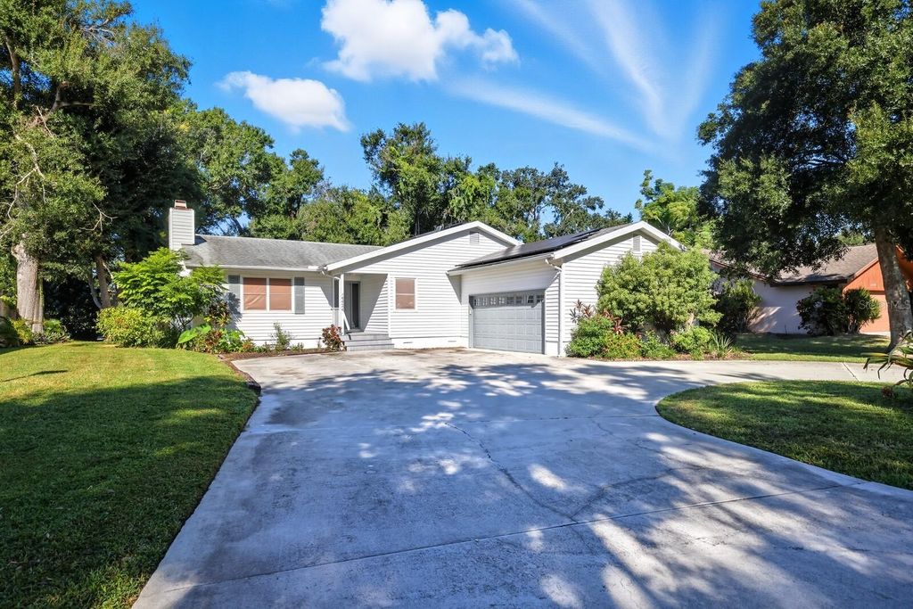 Photo of 4424 Meadow Creek Circle, Sarasota, FL 34233 (MLS # A4666135)
