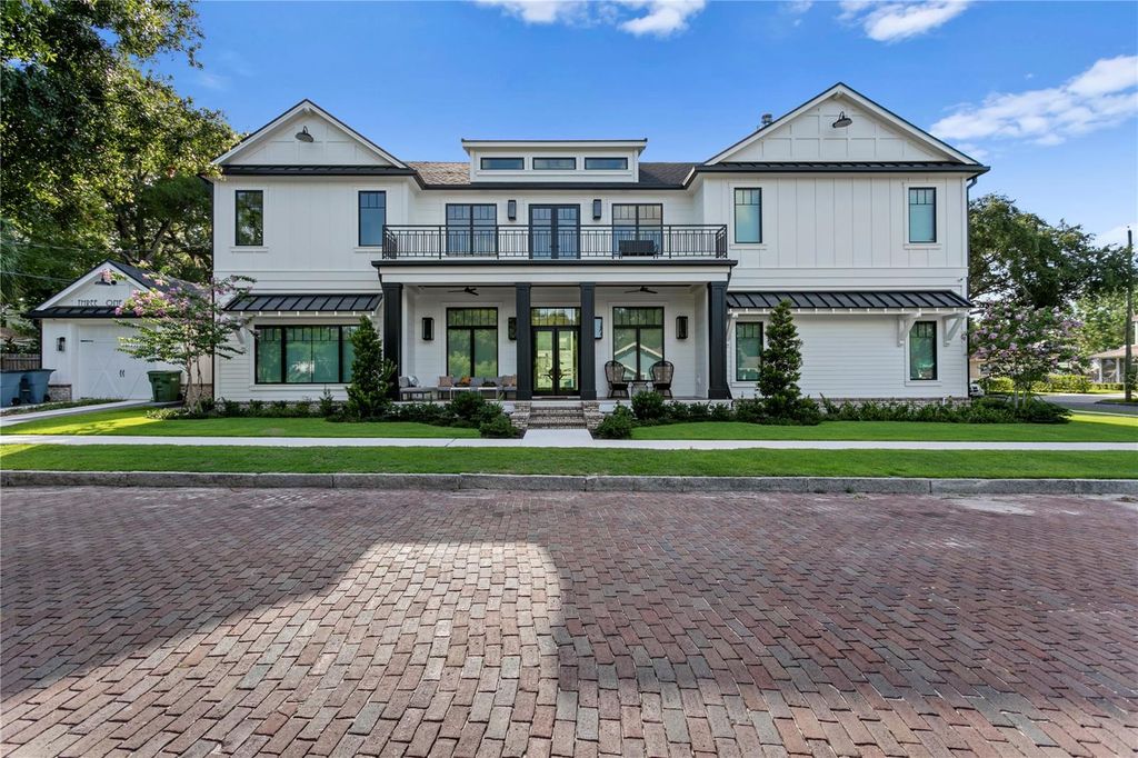 Photo of 319 W Frances Avenue, Tampa, FL 33602 (MLS # TB8501585)