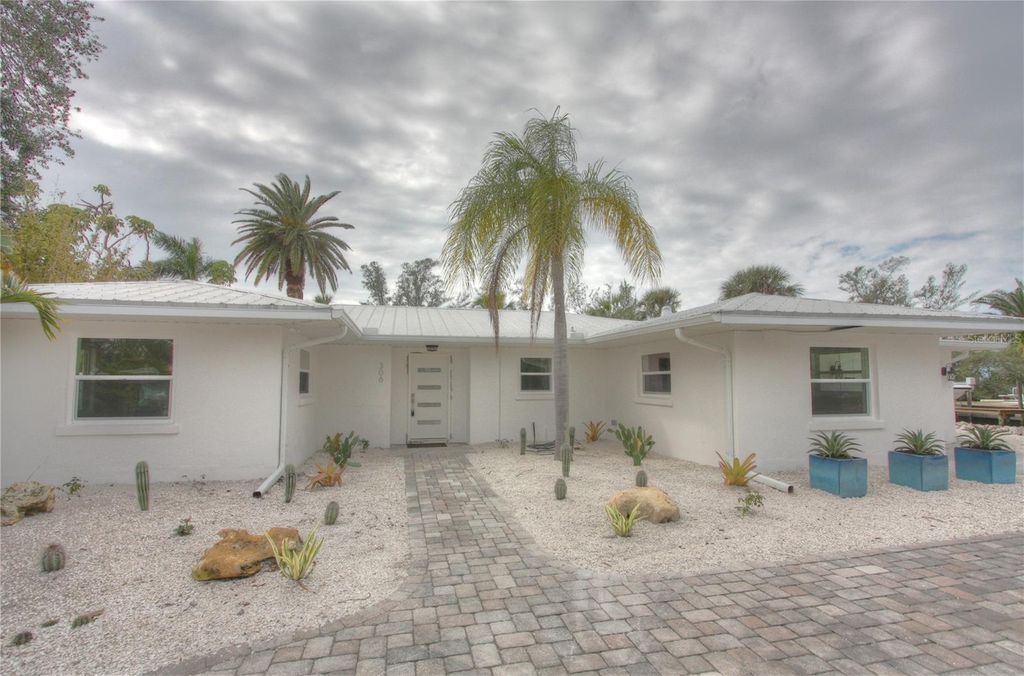 Photo of 306 Island Circle, Sarasota, FL 34242 (MLS # A4652924)