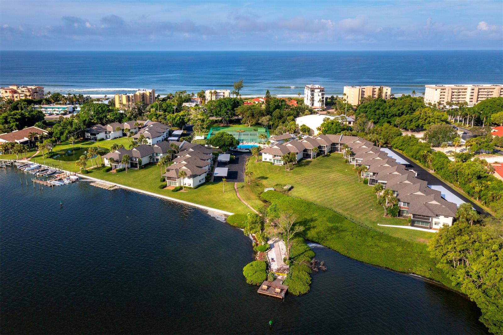 PELICAN HARBOUR & BEACH CLUB - Residential