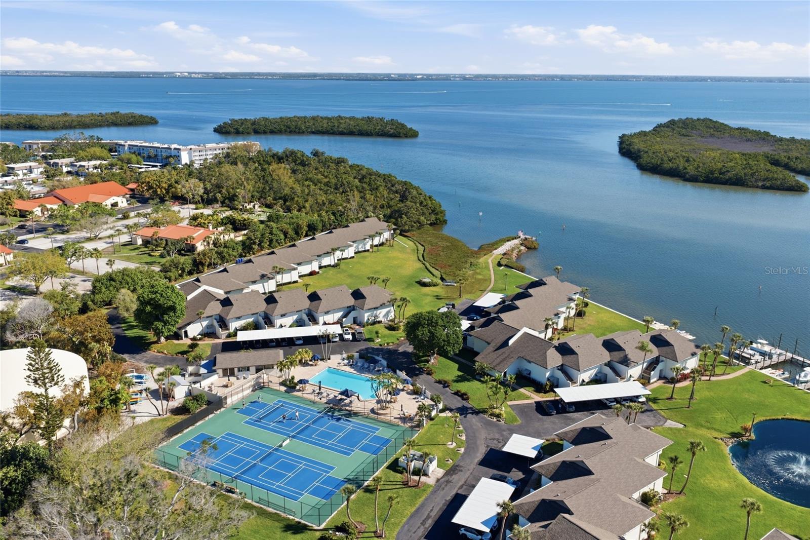 PELICAN HARBOUR & BEACH CLUB - Residential