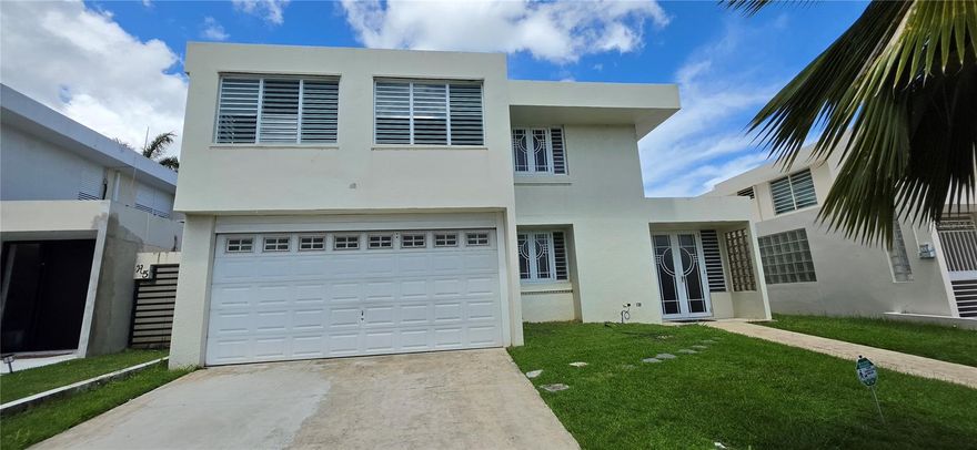 Opportunity in Estancias de San Fernando, Carolina! This inviting two-story home features four spacious bedrooms and two full bathrooms, plus a half-bath on the first floor. Enjoy a roomy kitchen, a bright living and dining area, and a closed family room. The patio, with cement flooring, is perfect for customization. The community offers controlled access and 24-hour security, ensuring peace of mind. The location is unbeatable, with easy access to Hospital Trilla, the airport, and the expressway, making commuting a breeze. The property is sold as-is, offering a great opportunity for those looking to renovate and add their personal touch. Don’t miss out!