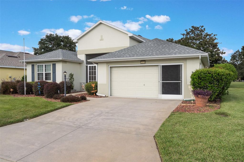 Photo of 22228 Oxford Heights Drive, Leesburg, FL 34748 (MLS # G5101321)