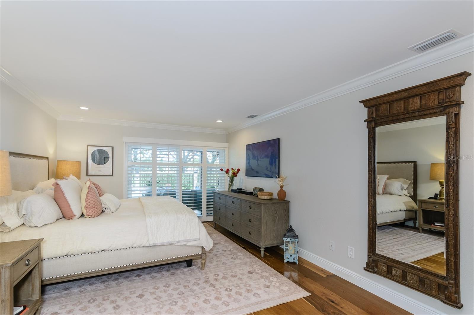 Start every morning with sunrays filtering through majestic oak trees – image 26