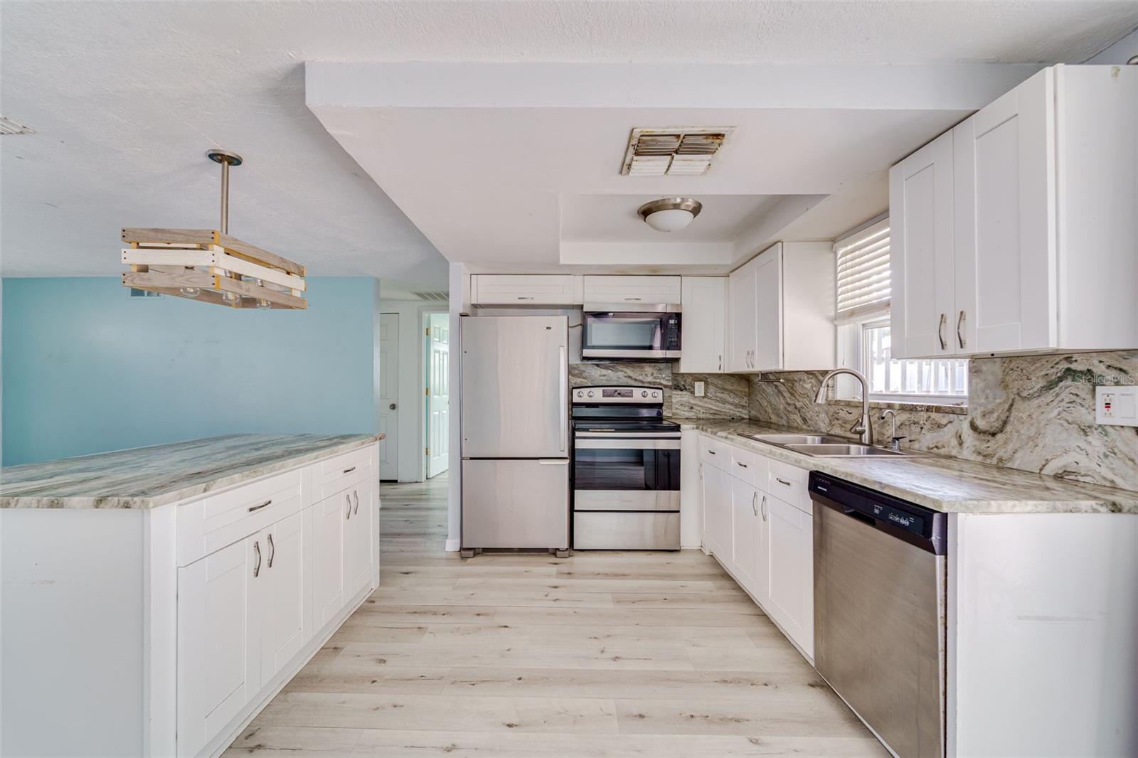 COUNTRY CLUB ESTATES - Residential