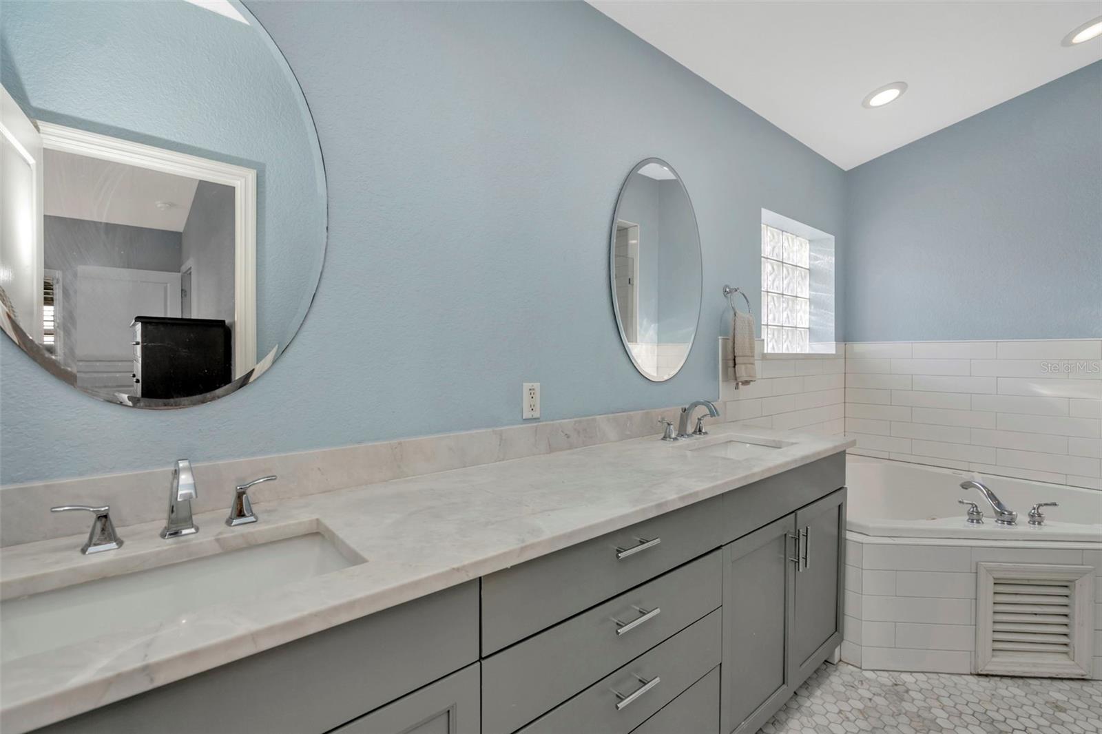 DAVIS ISLANDS PB10 PG52 TO 57 - Residential